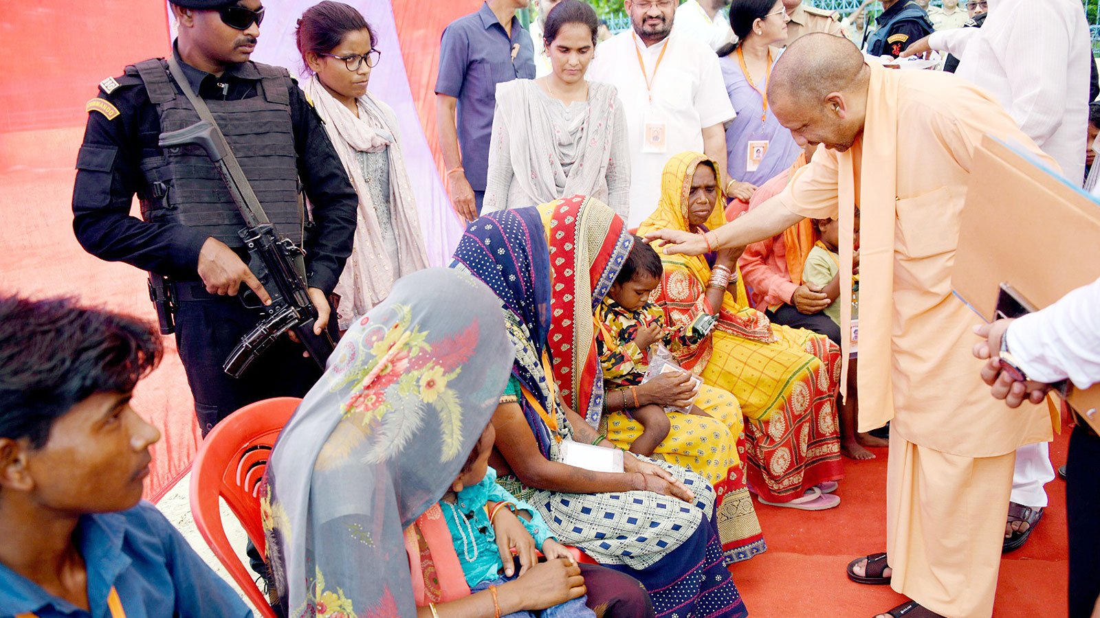बाढ़ पीड़ितों से मिले यूपी के सीएम योगी