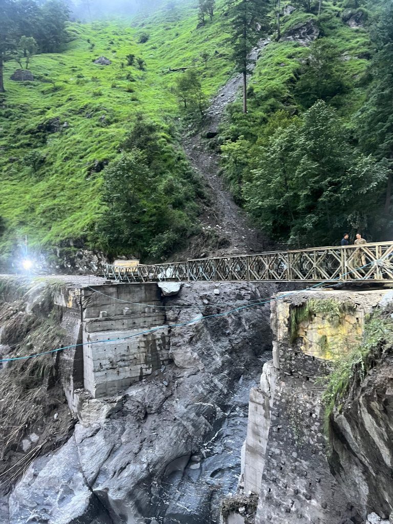 धराली में  बेली ब्रिज बनाने के लिए युद्ध स्तर पर काम किया जा रहा है